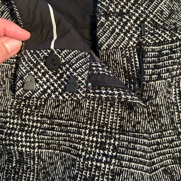 Express Shorts - Picture 5 of 9